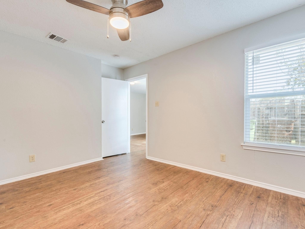 1110 Hyridge St - Photo 8
