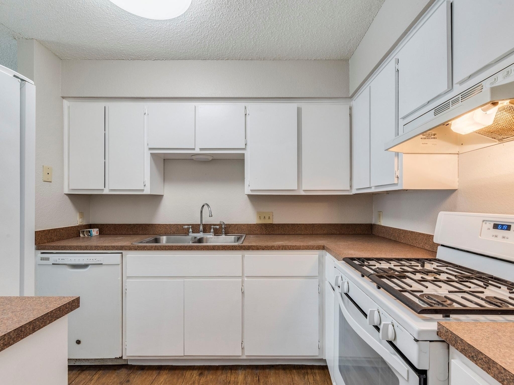 1110 Hyridge St - Photo 5