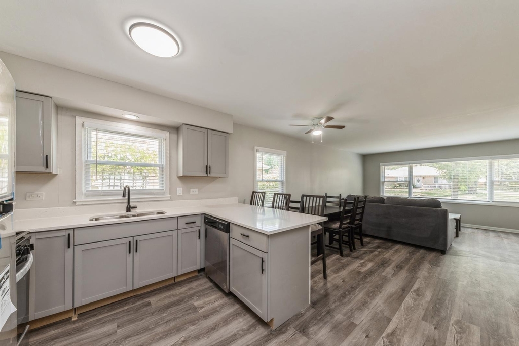 856 E Capri Drive - Photo 3