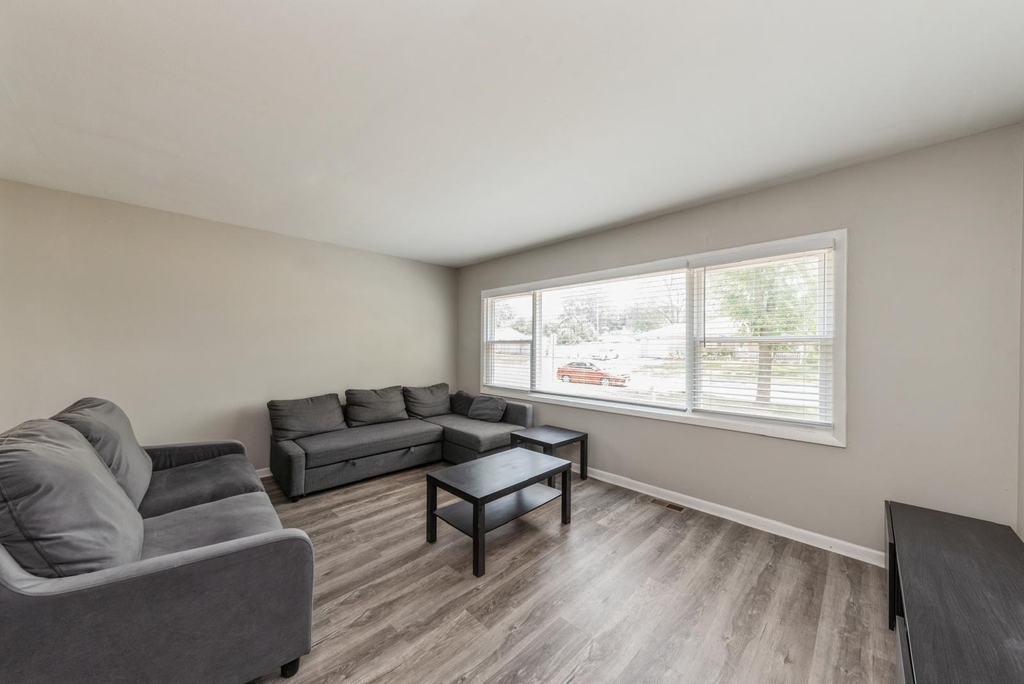 856 E Capri Drive - Photo 1