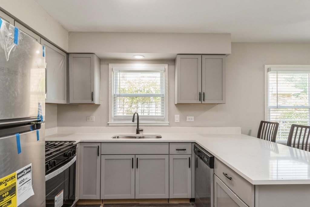 856 E Capri Drive - Photo 2