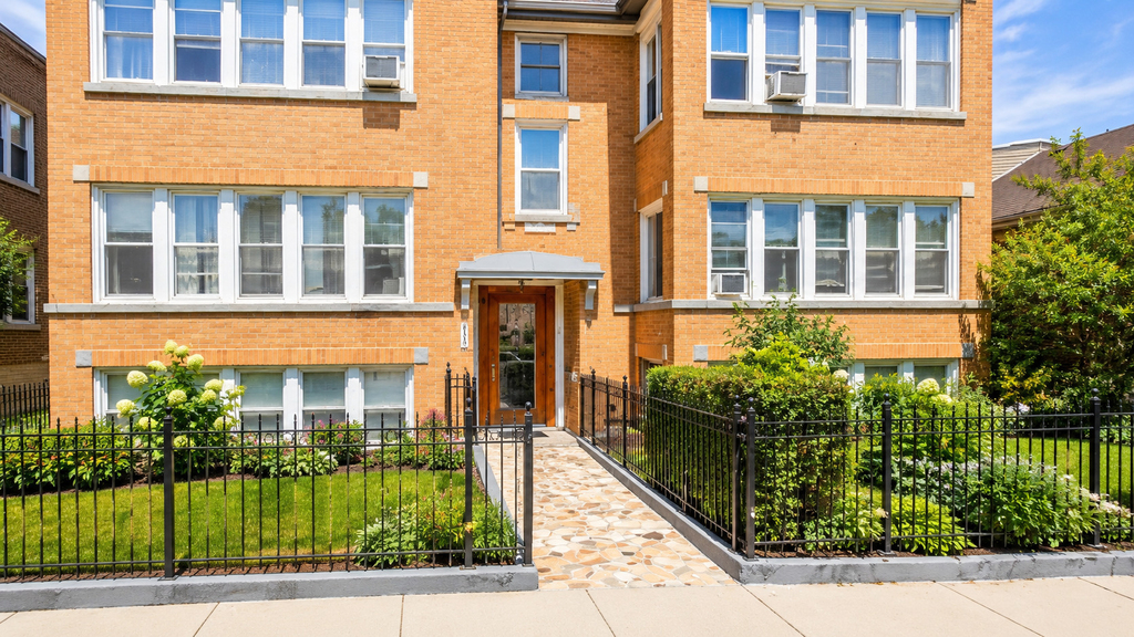 4646 W Addison Street - Photo 0