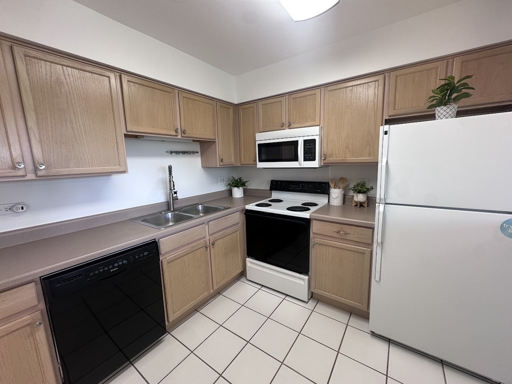 234 W Court Of Shorewood - Photo 5