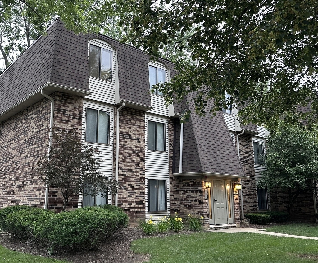 234 W Court Of Shorewood - Photo 0