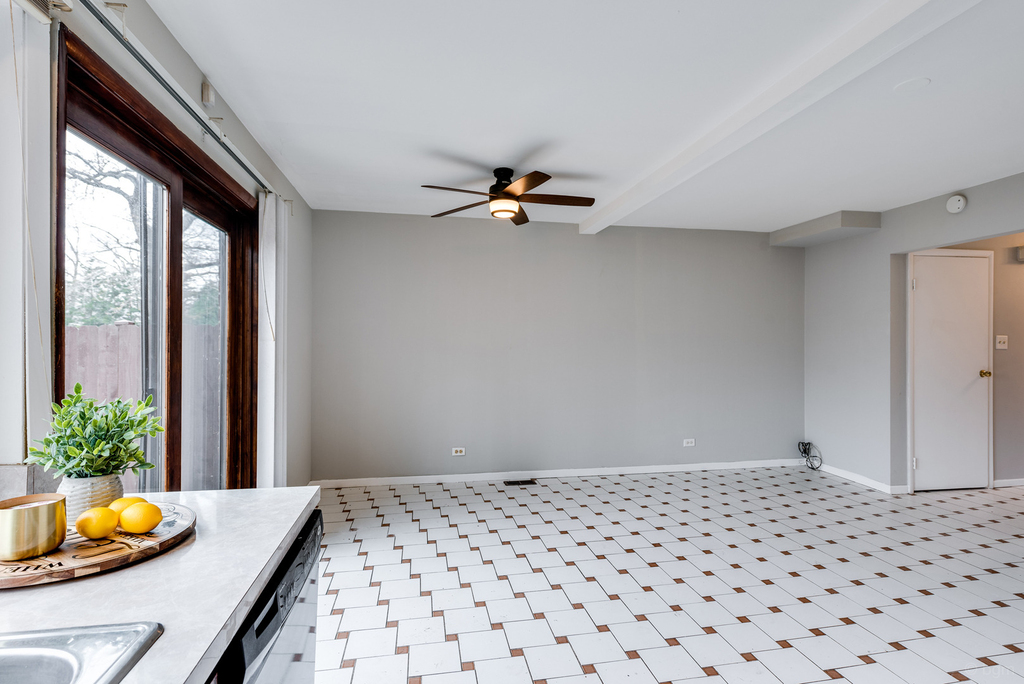 18w269 Kirkland Lane - Photo 9