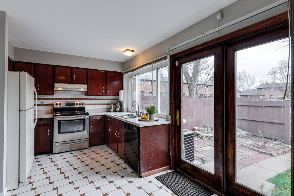 18w269 Kirkland Lane - Photo 8