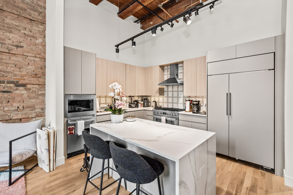 153 W Ohio Street - Photo 2