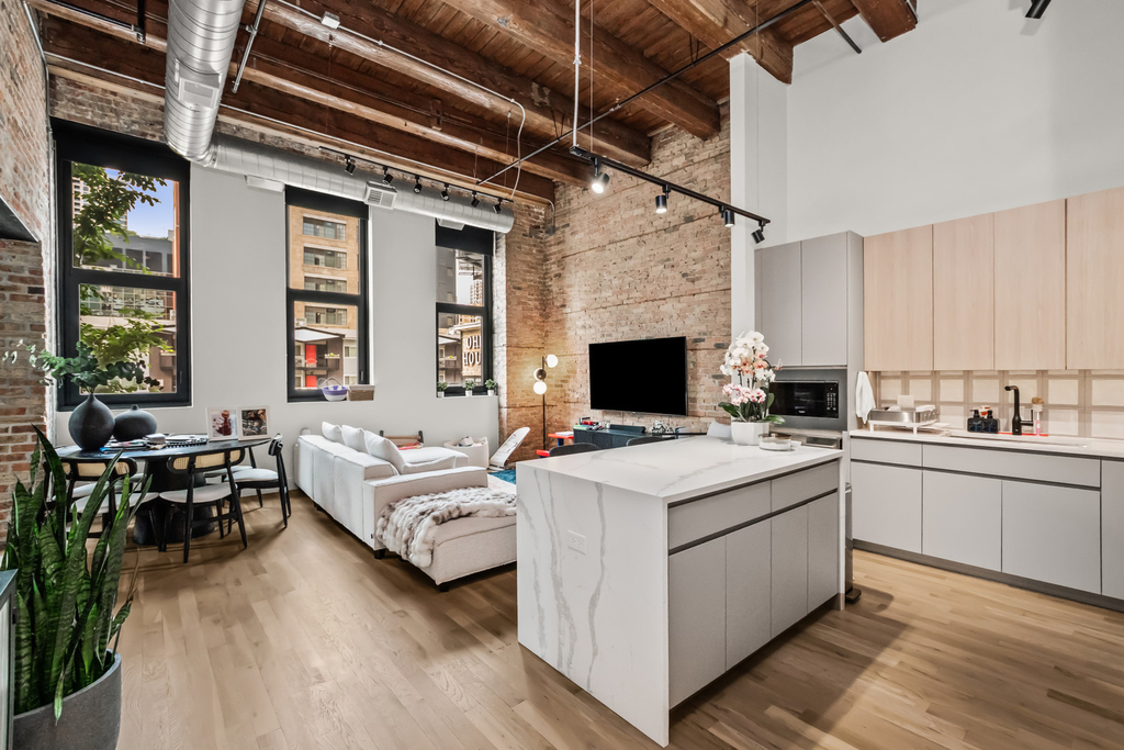 153 W Ohio Street - Photo 1
