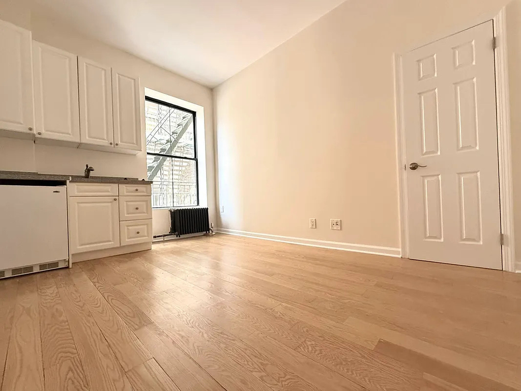 72nd Street/Columbus Avenue - Photo 1