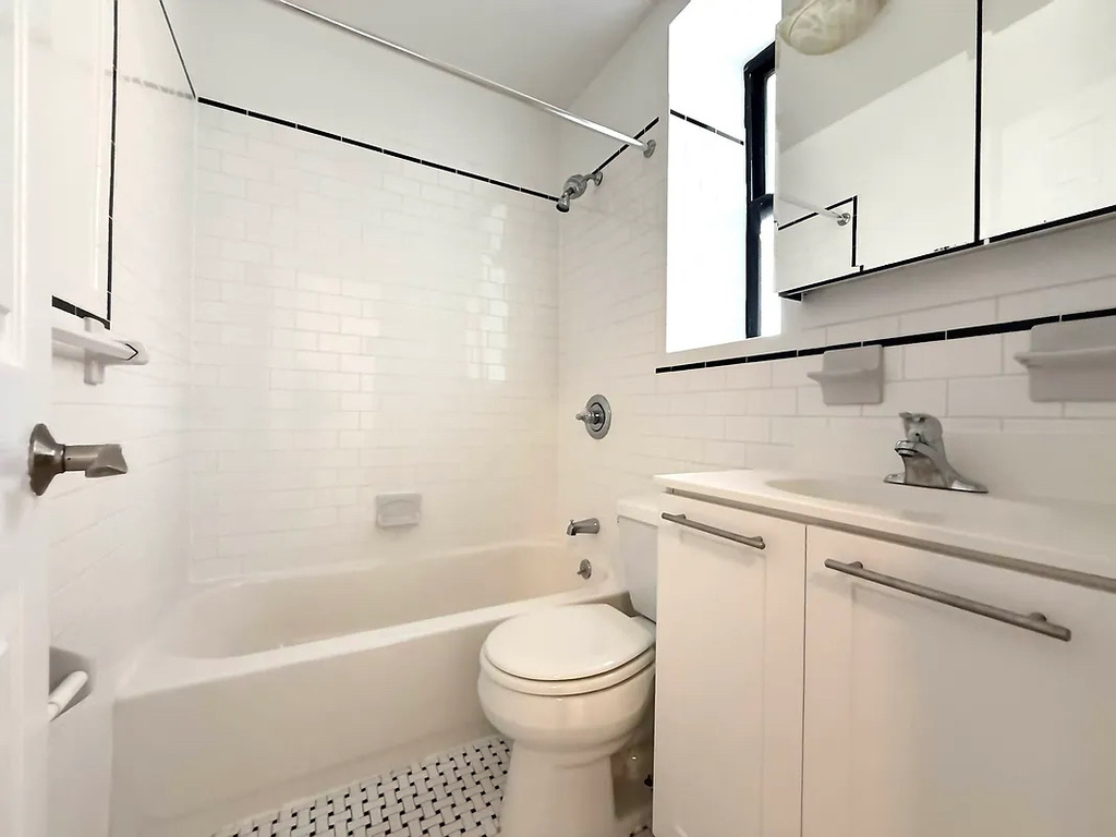 72nd Street/Columbus Avenue - Photo 2