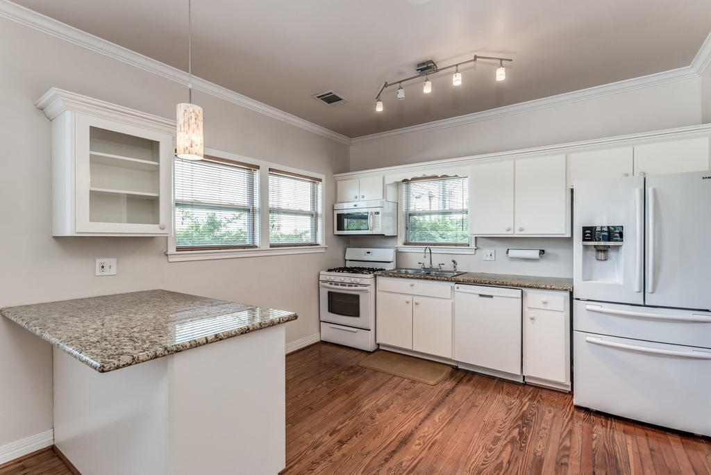 113 W 5th Street - Photo 11
