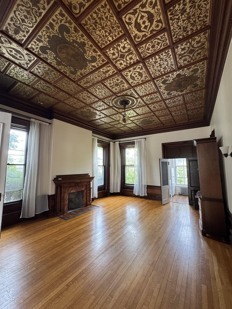 241 Middle - Photo 2
