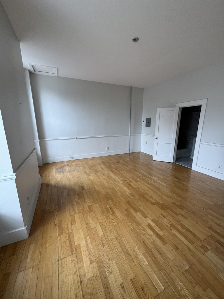 241 Middle - Photo 9