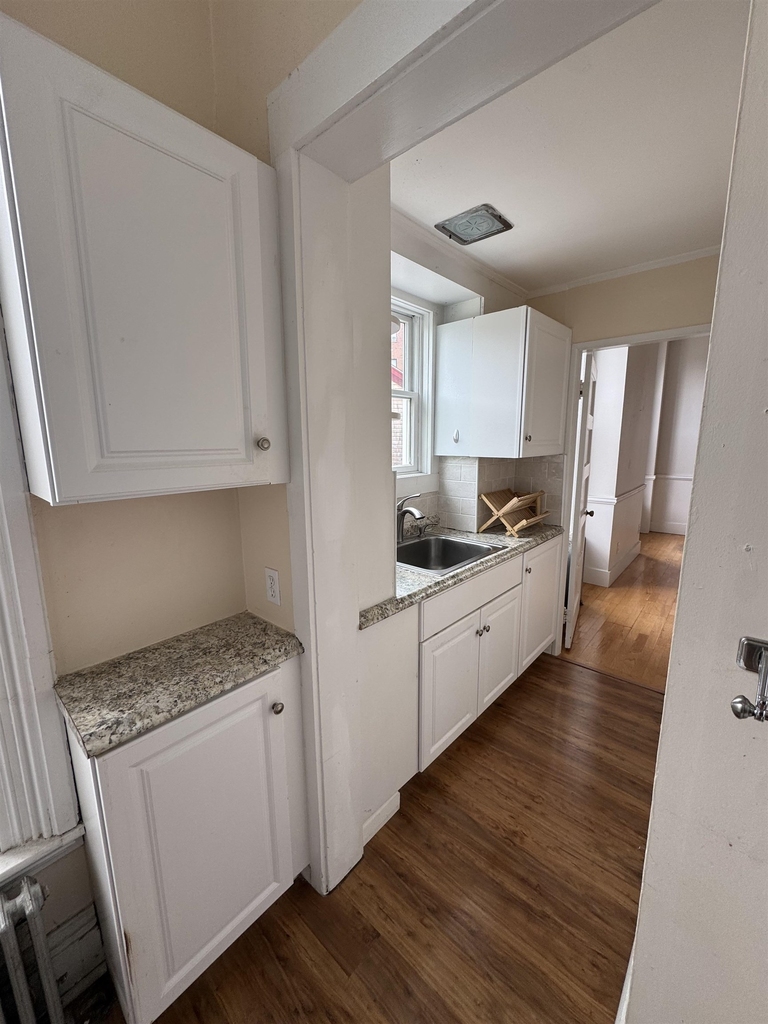 241 Middle - Photo 4