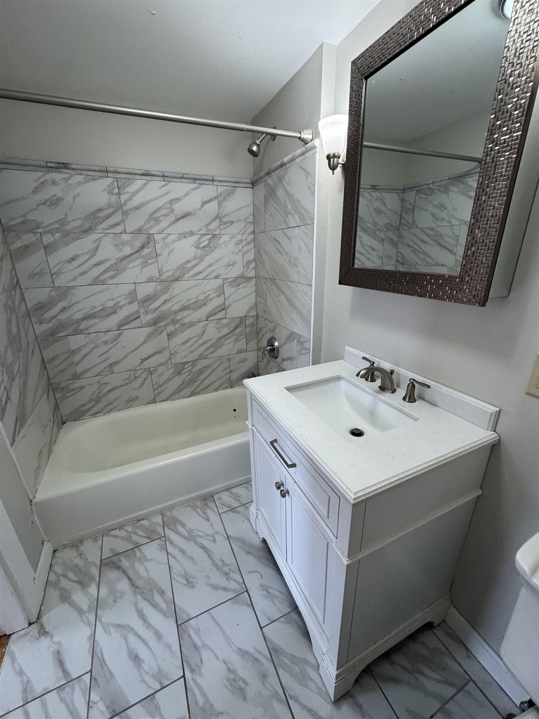 241 Middle - Photo 8