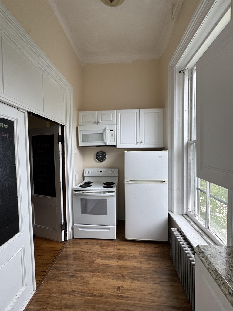 241 Middle - Photo 3