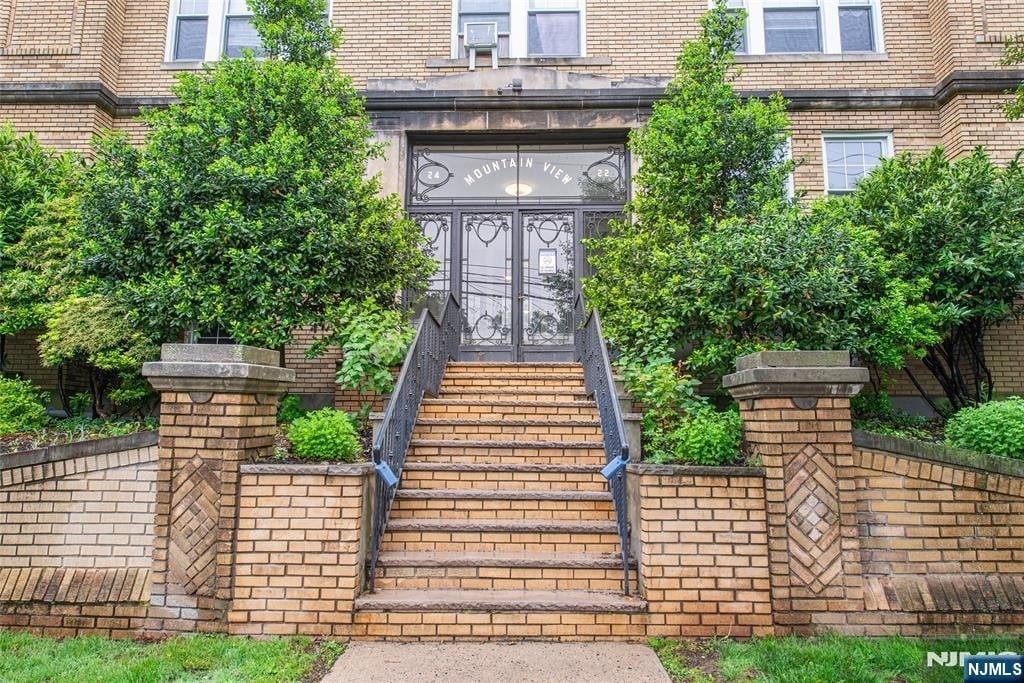22 Saint Lukes - Photo 0
