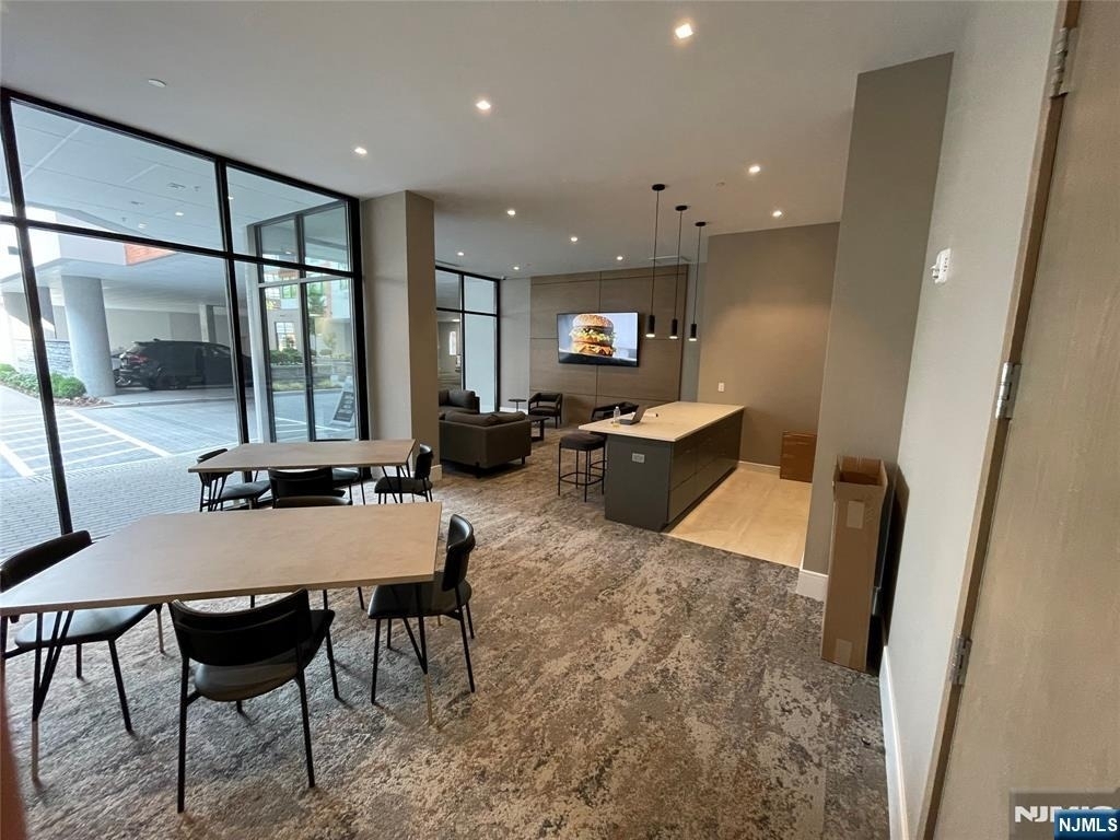 470 Main - Photo 4