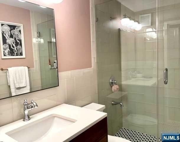 99 Teaneck - Photo 7
