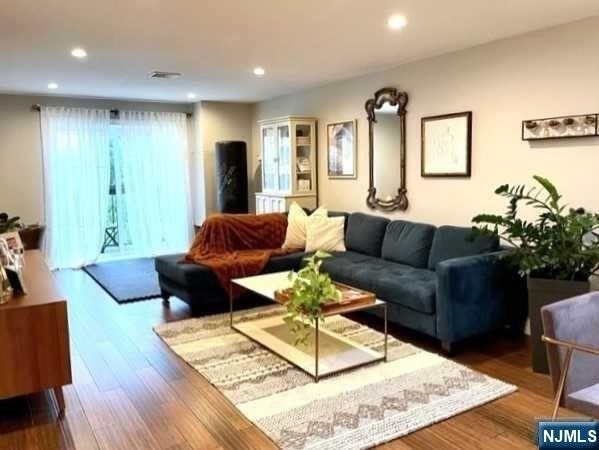 99 Teaneck - Photo 1