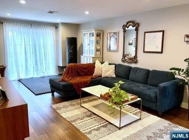 99 Teaneck - Photo 2