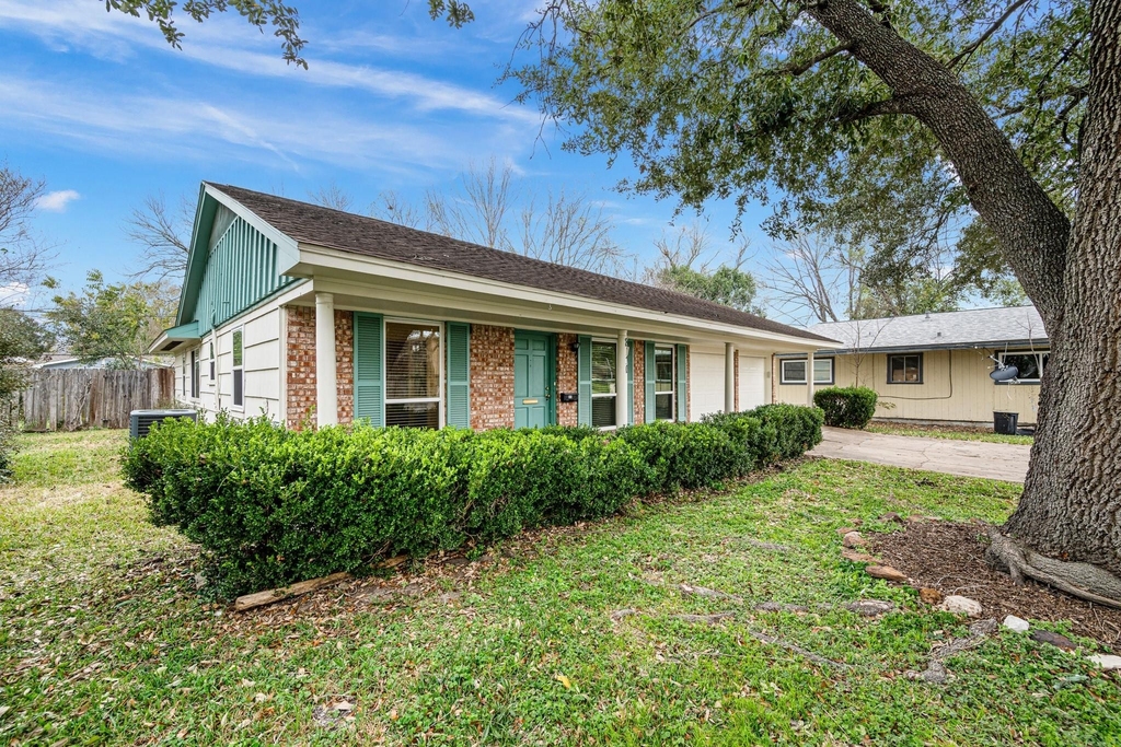 8110 Bob White Drive - Photo 1