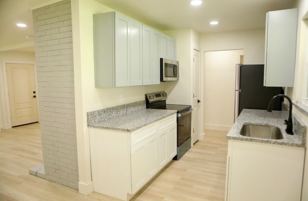 5831 Chinaberry Drive - Photo 3