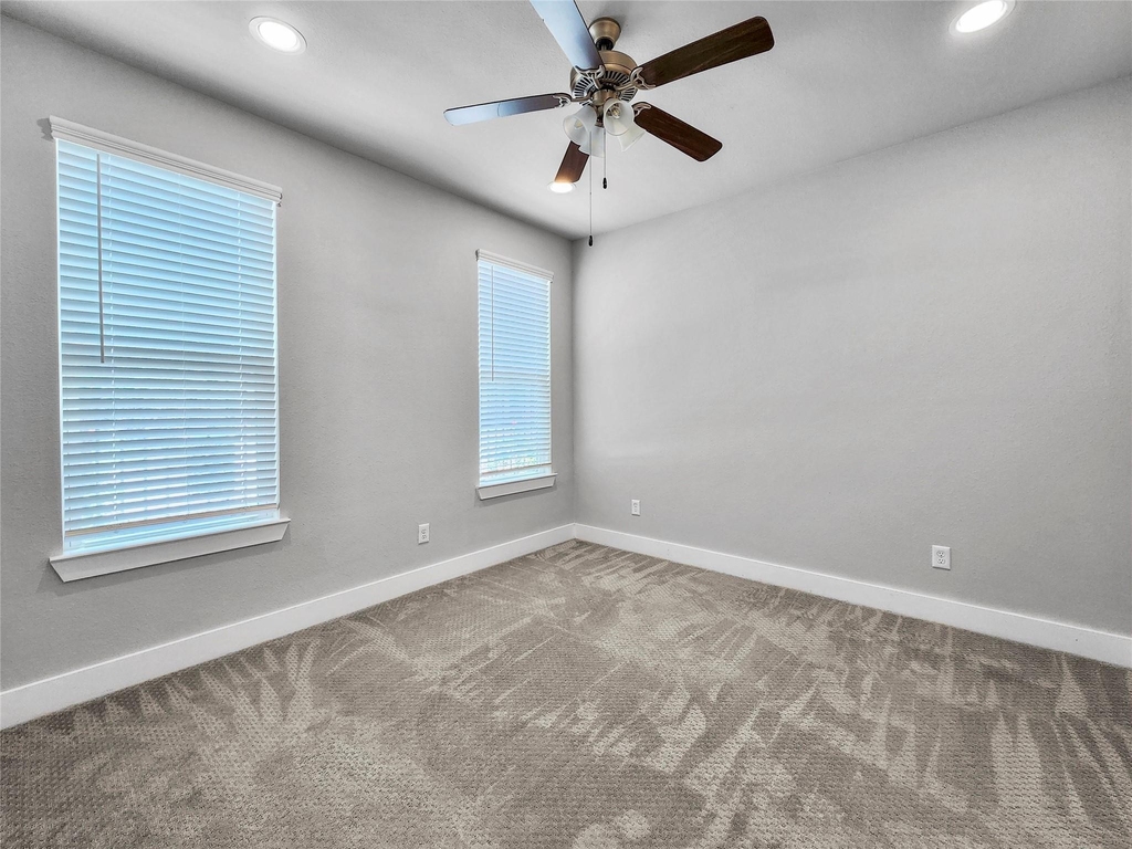 910 W 35th Street - Photo 11