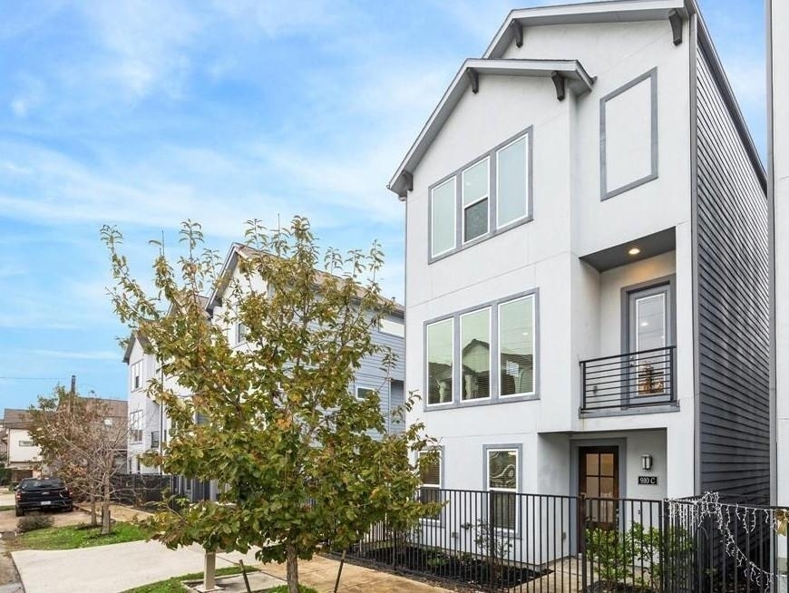 910 W 35th Street - Photo 3