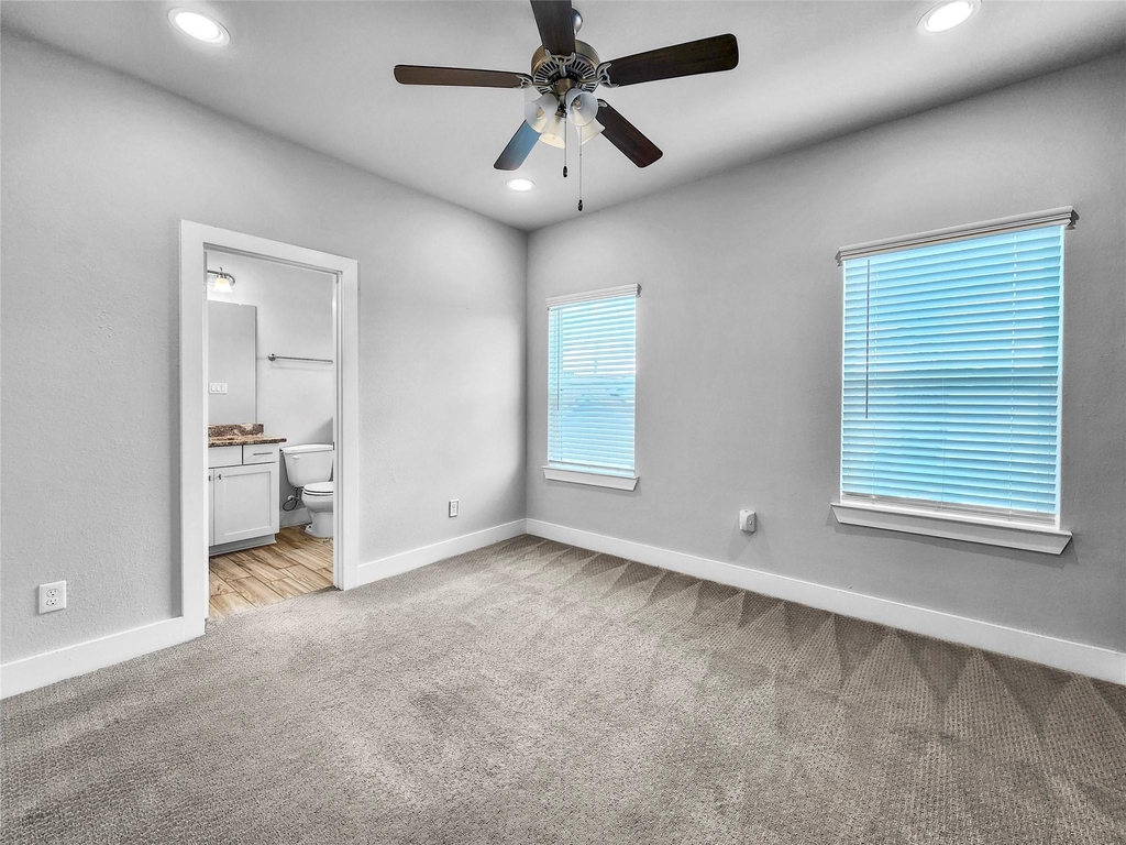 910 W 35th Street - Photo 9