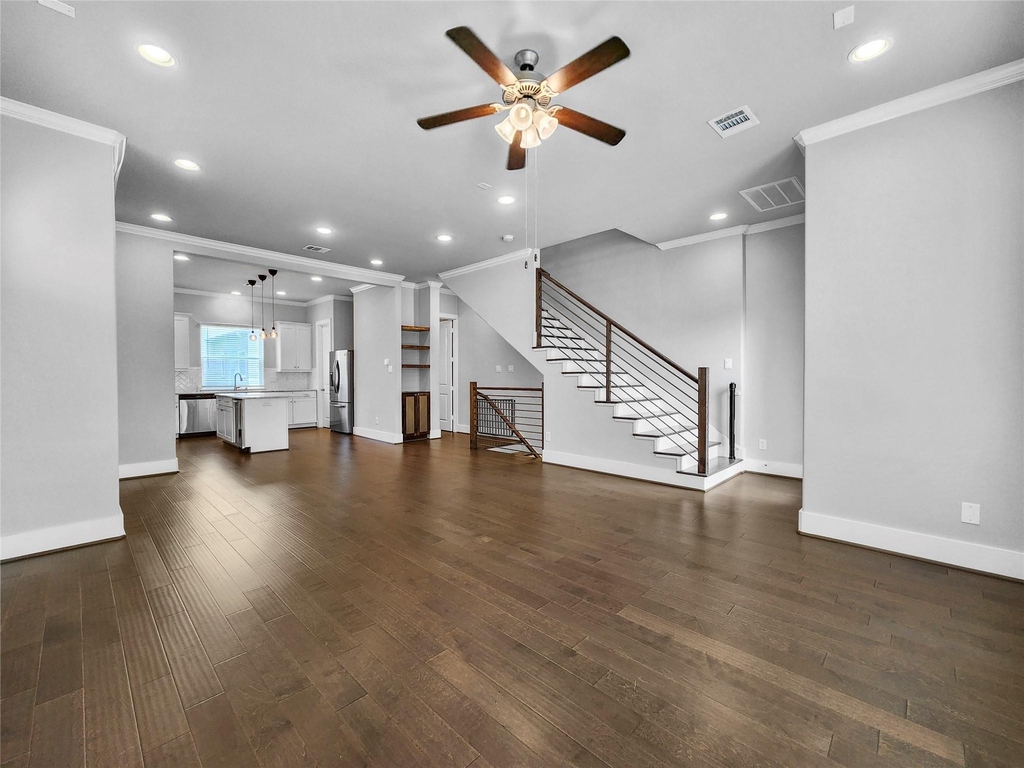 910 W 35th Street - Photo 2