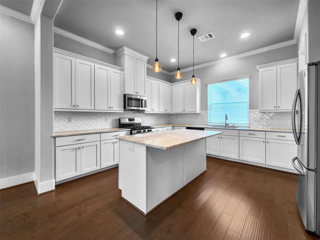 910 W 35th Street - Photo 5