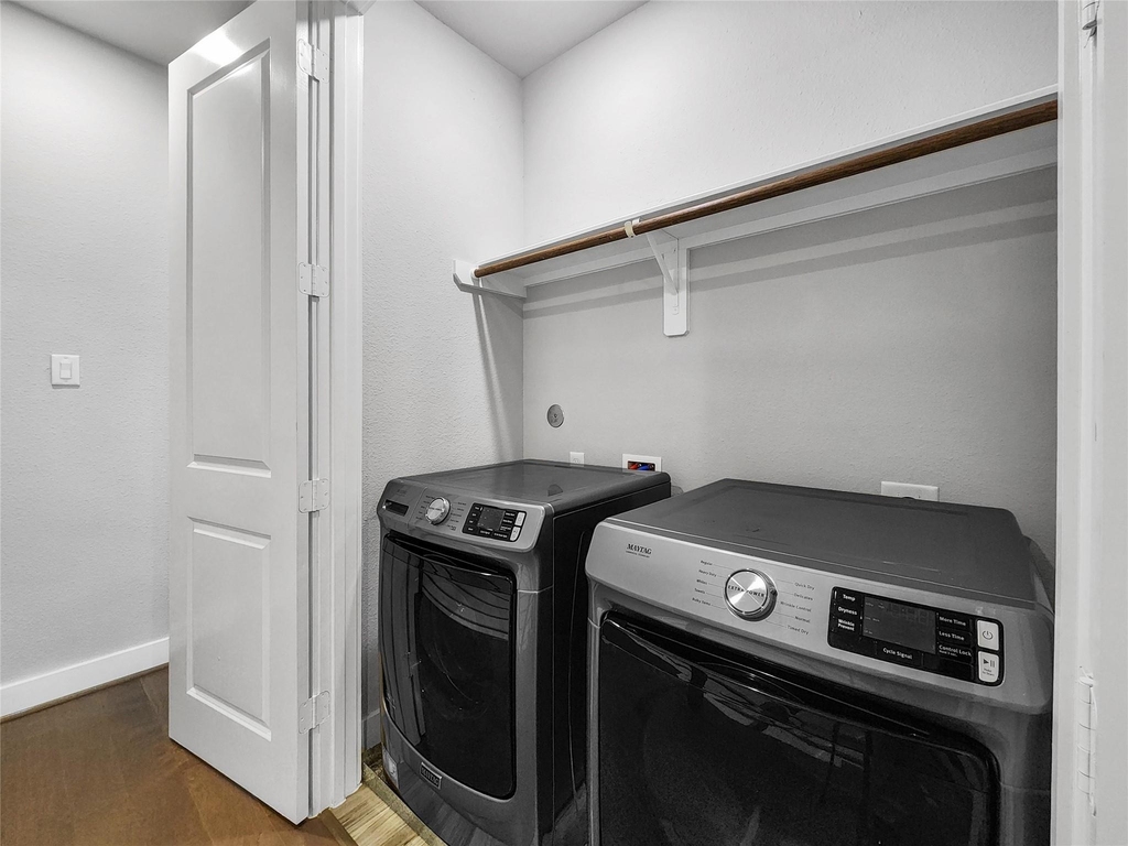 910 W 35th Street - Photo 6