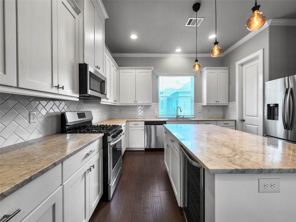 910 W 35th Street - Photo 0