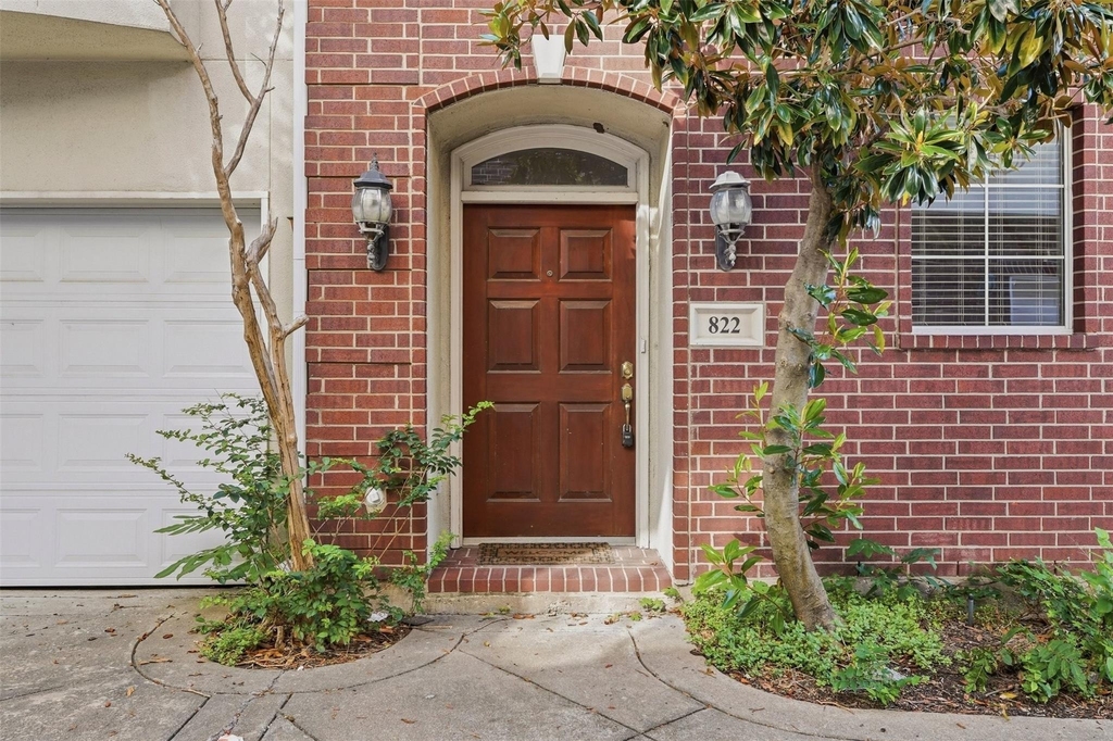 822 Stuart Street - Photo 2