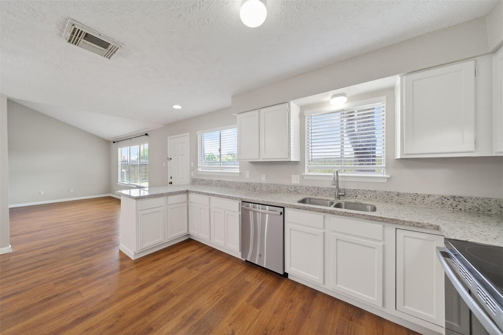 9906 Rocky Hollow Road - Photo 8