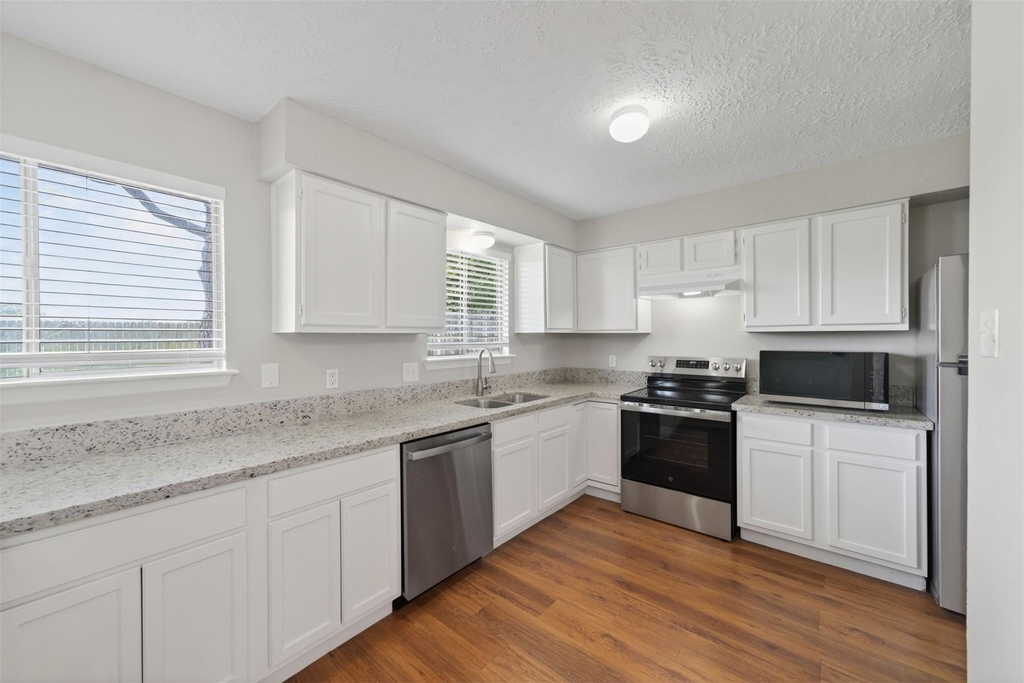 9906 Rocky Hollow Road - Photo 6