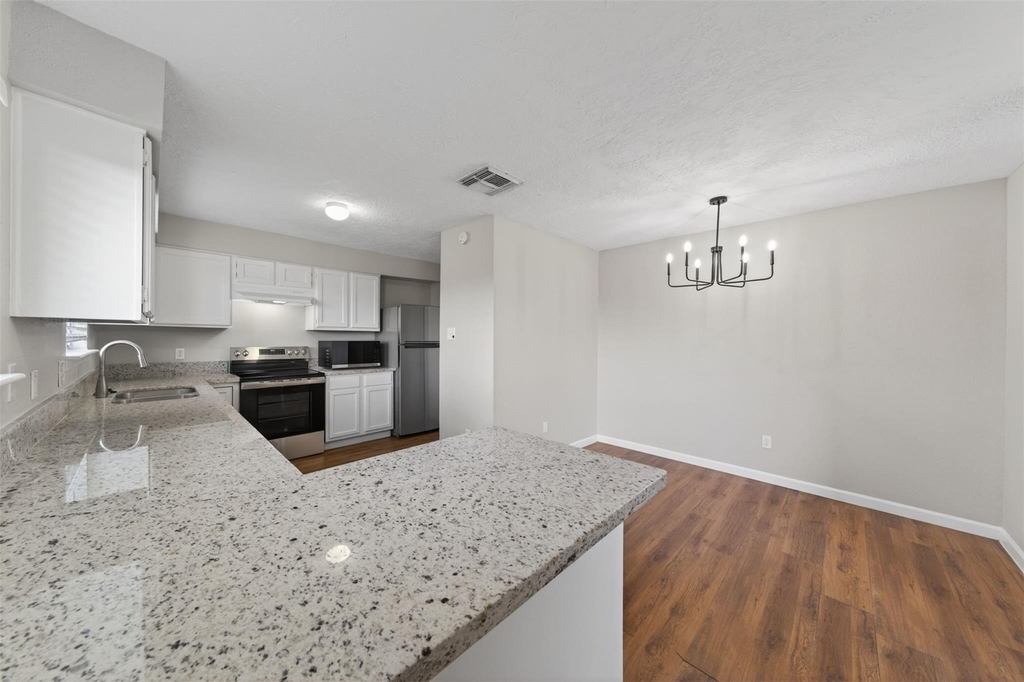 9906 Rocky Hollow Road - Photo 5