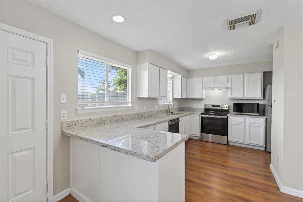 9906 Rocky Hollow Road - Photo 3
