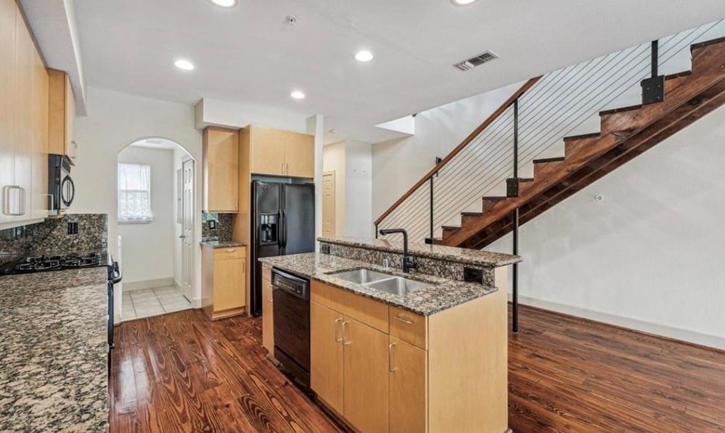 1618 Elgin Street - Photo 4