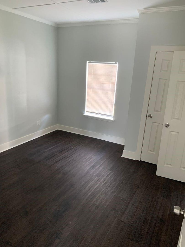 1107 Avenue A - Photo 9