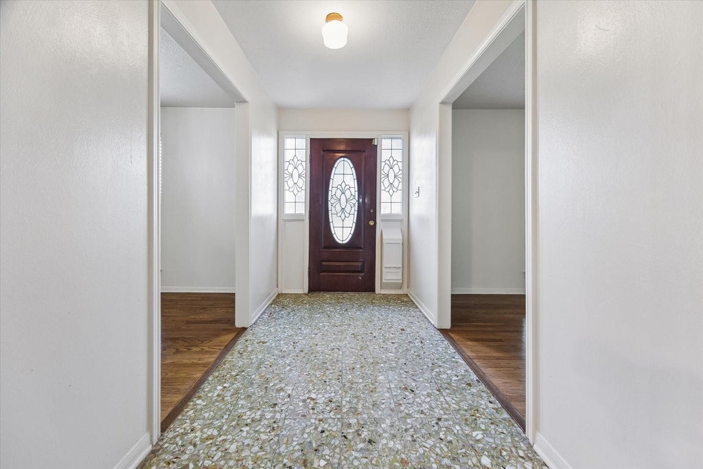 3232 Parkwood Drive - Photo 2