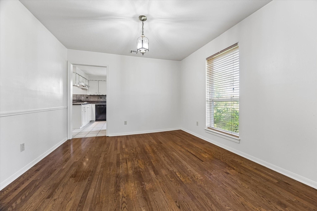 3232 Parkwood Drive - Photo 4
