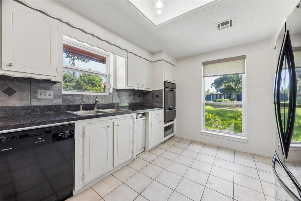 3232 Parkwood Drive - Photo 8