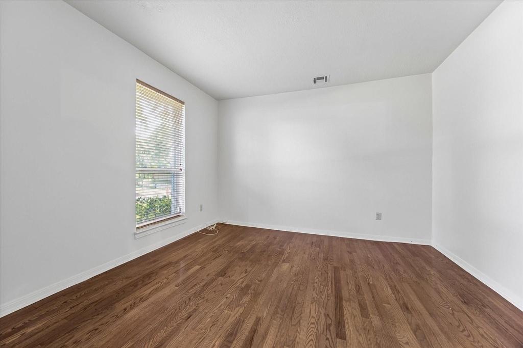 3232 Parkwood Drive - Photo 3