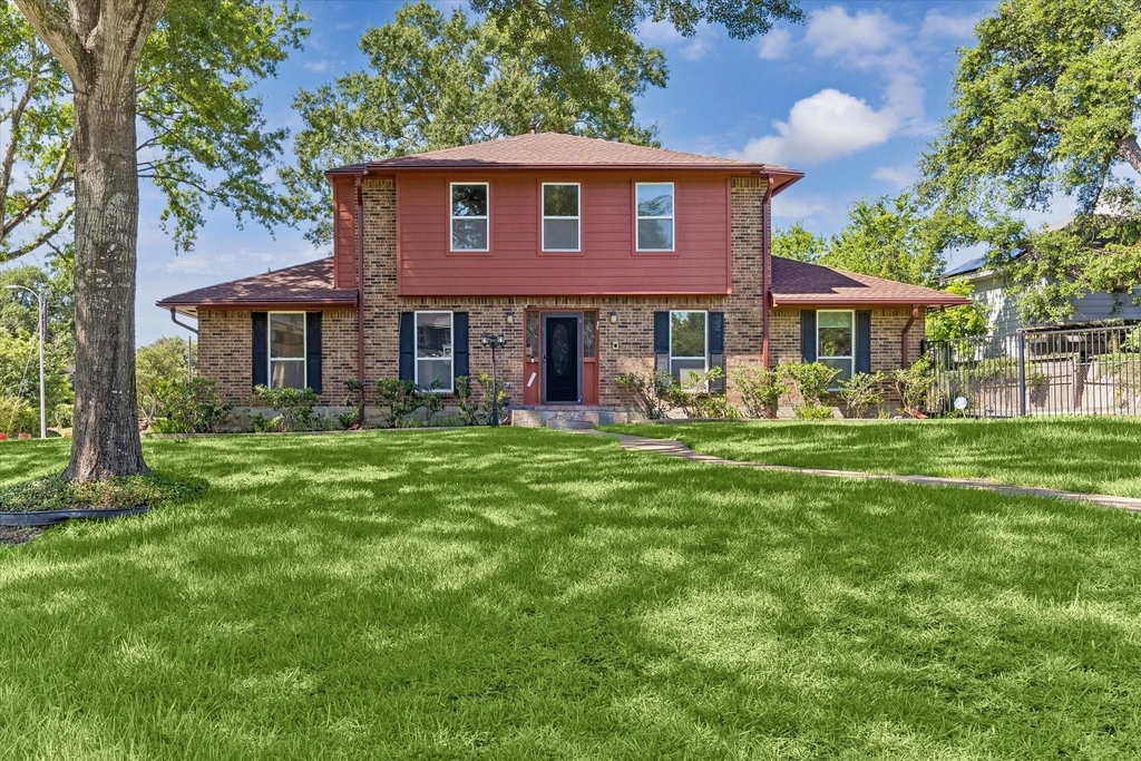 3232 Parkwood Drive - Photo 0