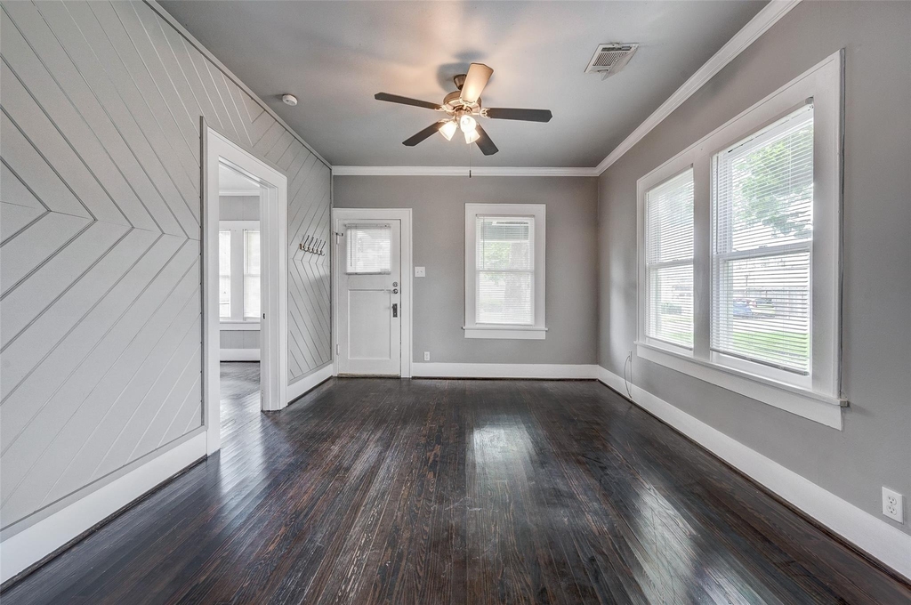 109 E 23rd Street - Photo 9