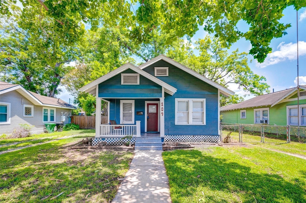 109 E 23rd Street - Photo 1