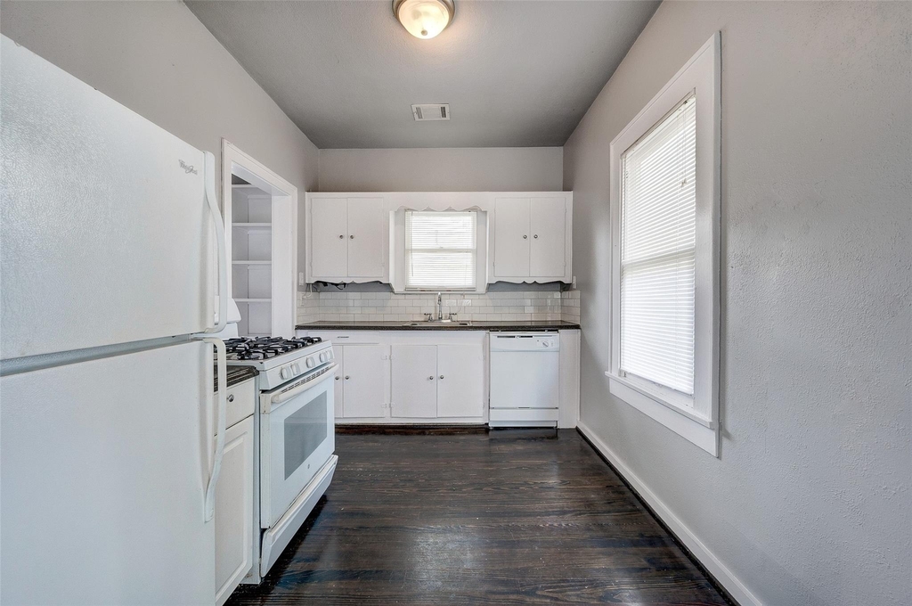109 E 23rd Street - Photo 19