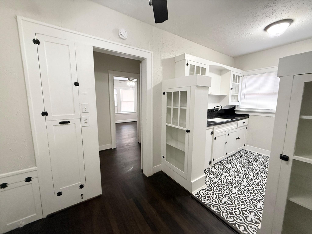 1136 Berthea Street - Photo 8